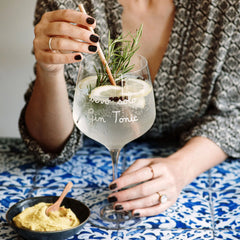 SIMPLE DAY SET 2 CALICI IN VETRO " BEVO SOLO GIN TONIC "