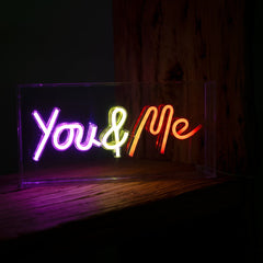 INSEGNA NEON CON CORNICE IN PLEXIGLASS 